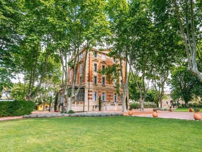 Atypical castle in the heart of Provence