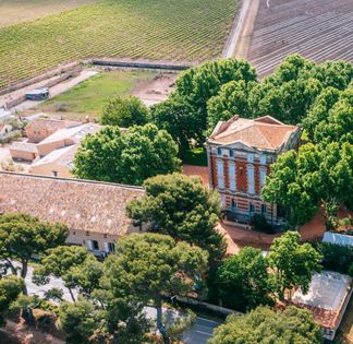 Atypical castle in the heart of Provence