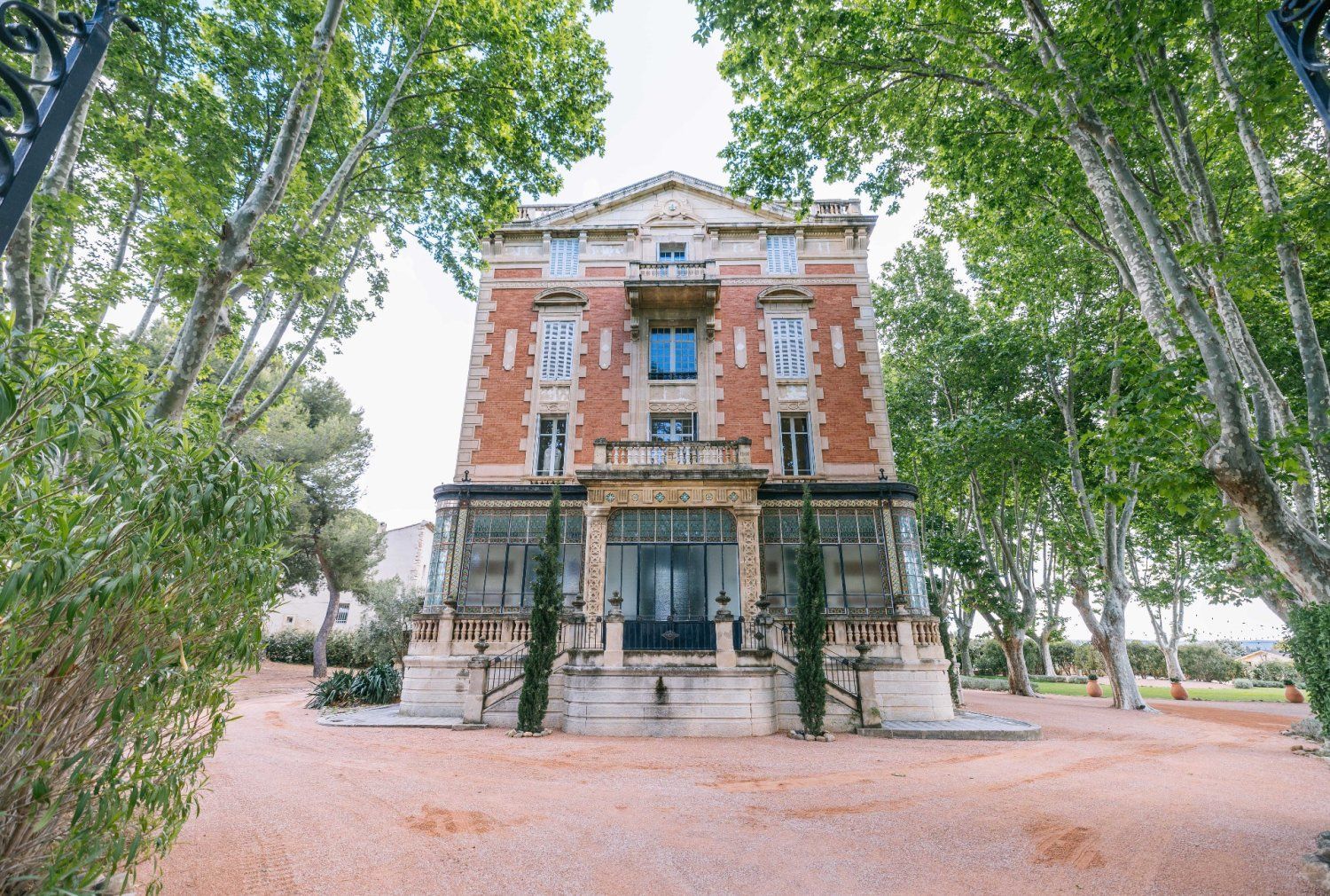 Atypical castle in the heart of Provence