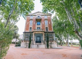 Atypical castle in the heart of Provence