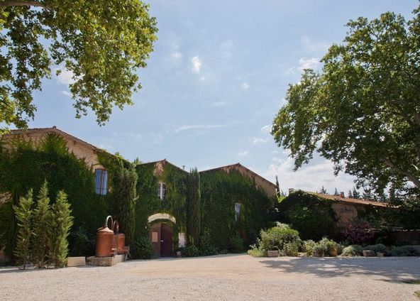 Large garden with fountain