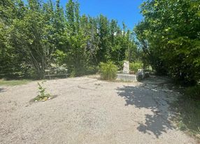 Large garden with fountain