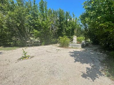 Grand jardin avec fontaine