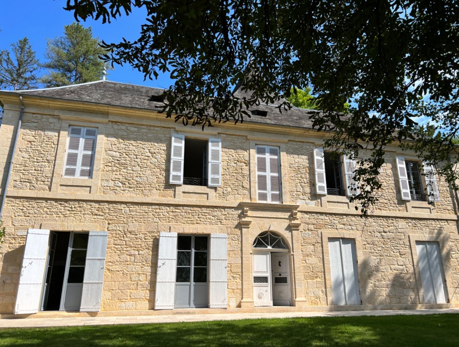 Splendid manor with swimming pool in the Périgord Noir