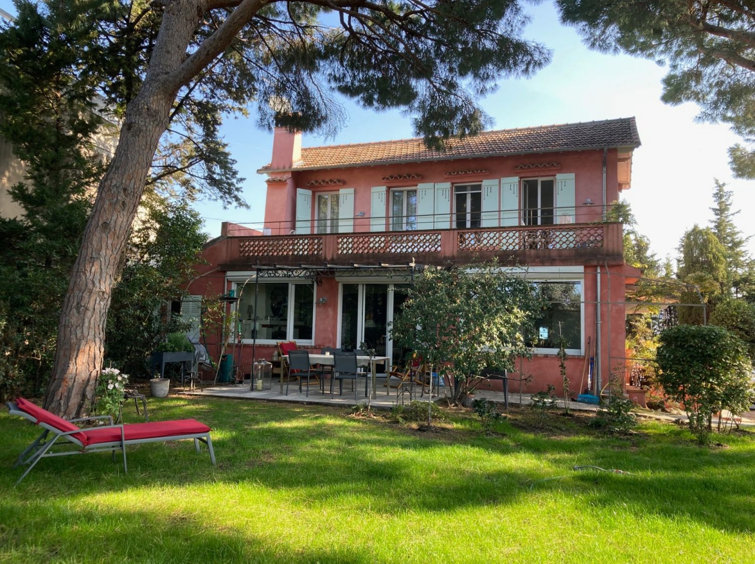 Cannes: beautiful residence of character near Croisette and nature