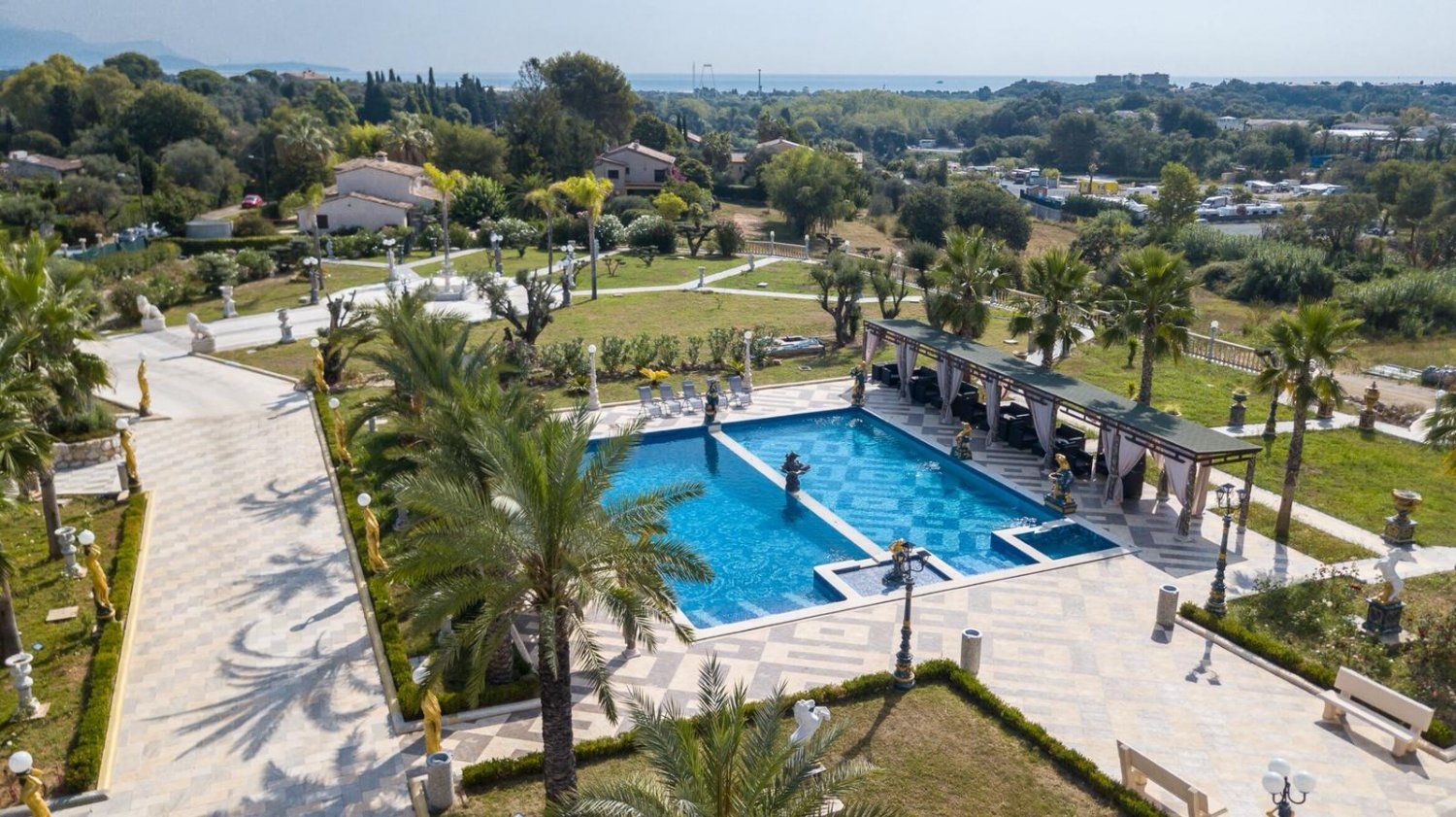 Historic bastide with 5 hectares of gardens