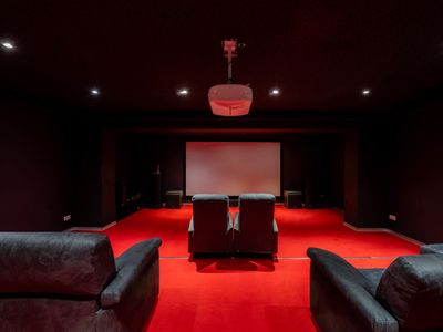 Villa avec piscine, cinéma, jacuzzi, hammam, salle de sport 