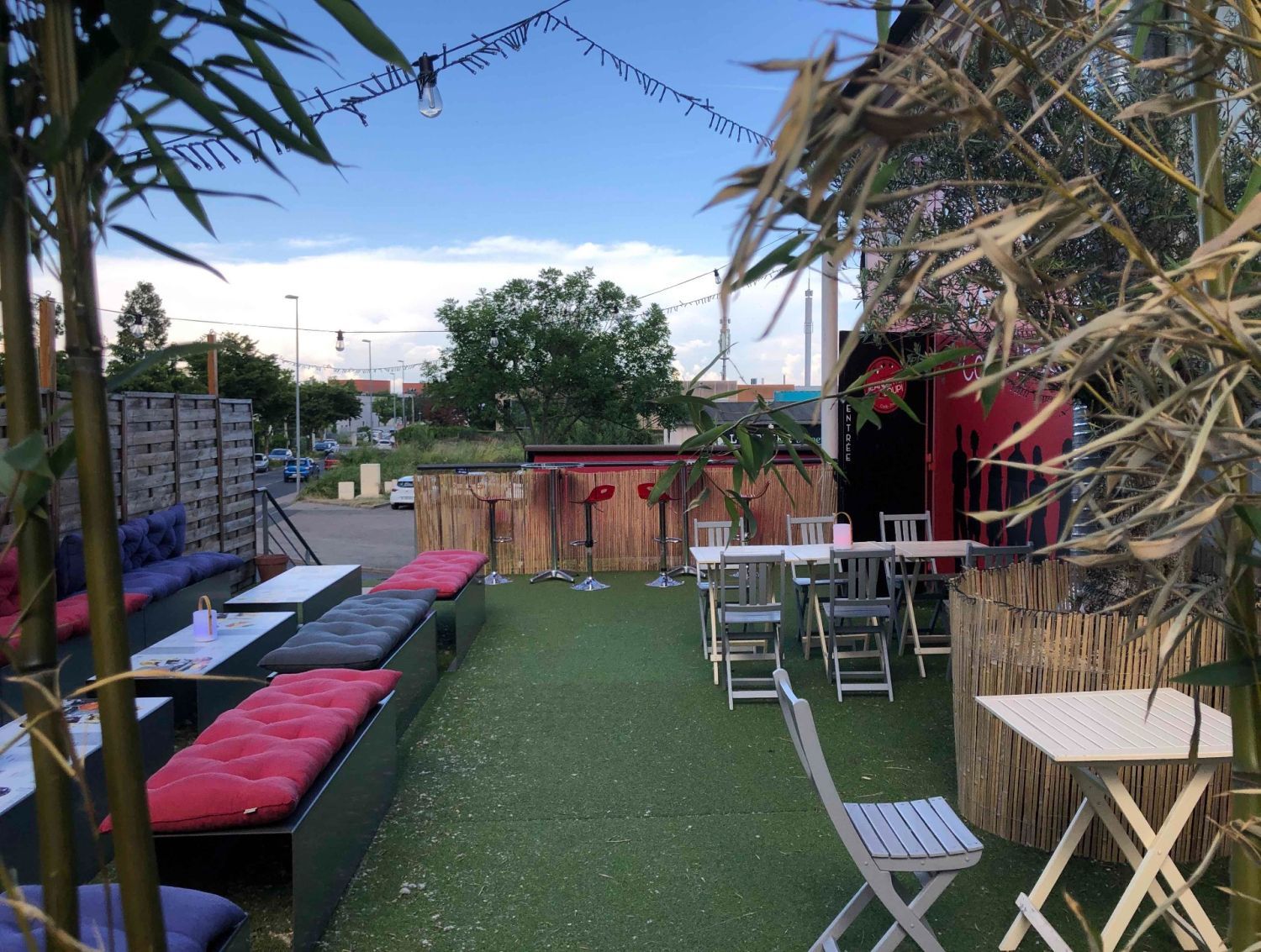 Café théâtre avec grande terrasse 
