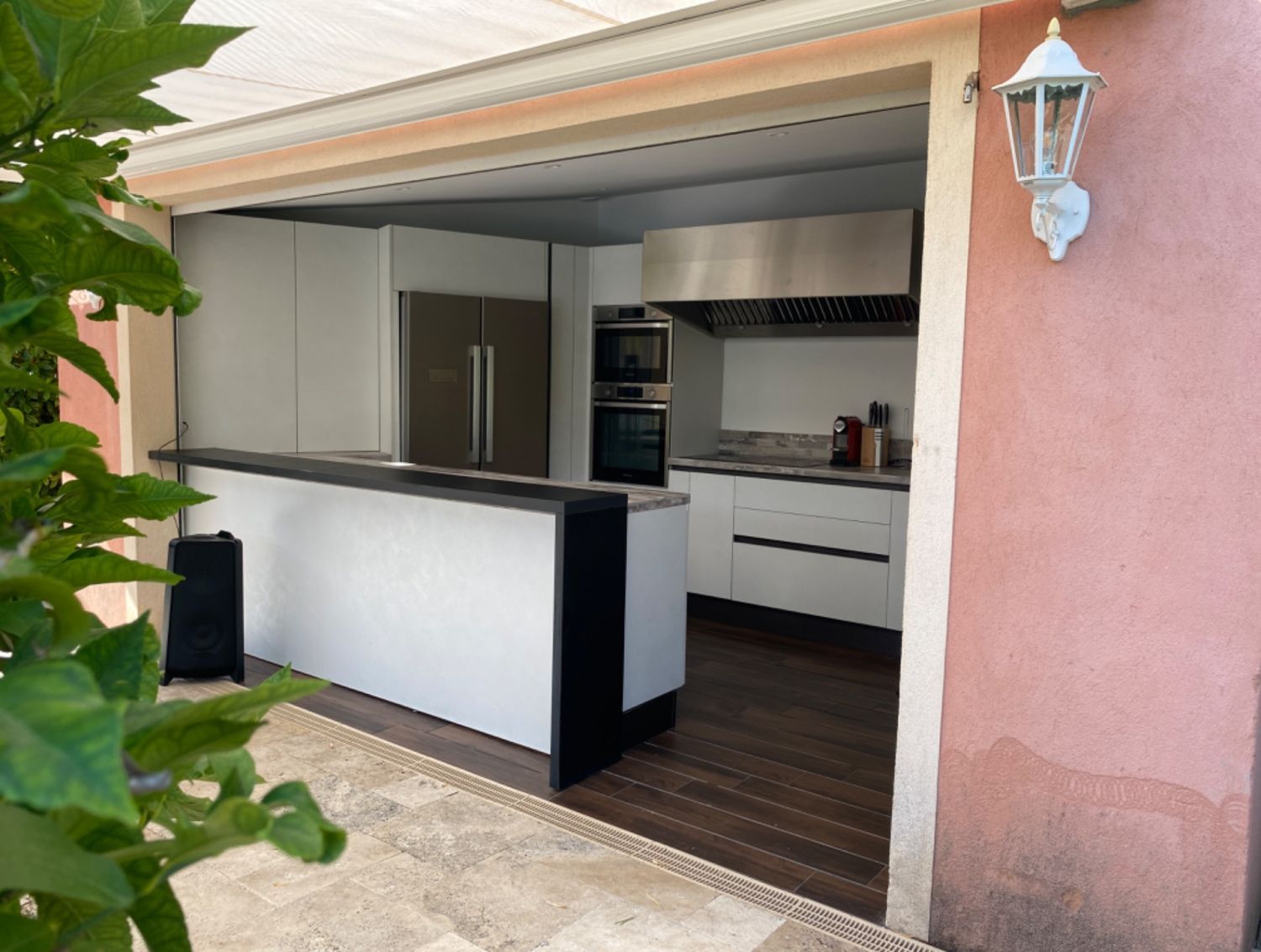 Swimming pool with fully equipped kitchen