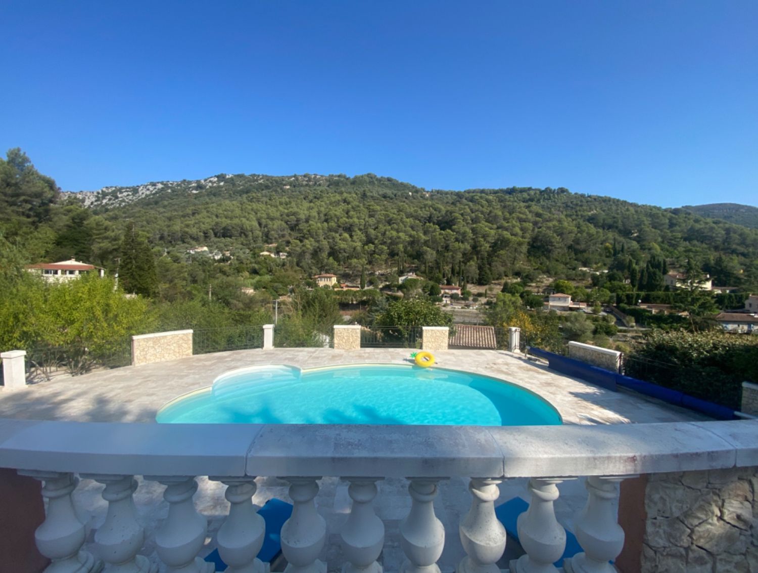 Swimming pool with fully equipped kitchen