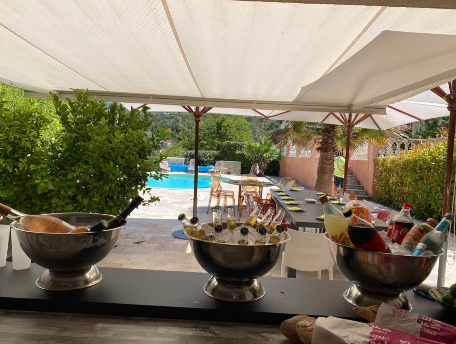 Swimming pool with fully equipped kitchen
