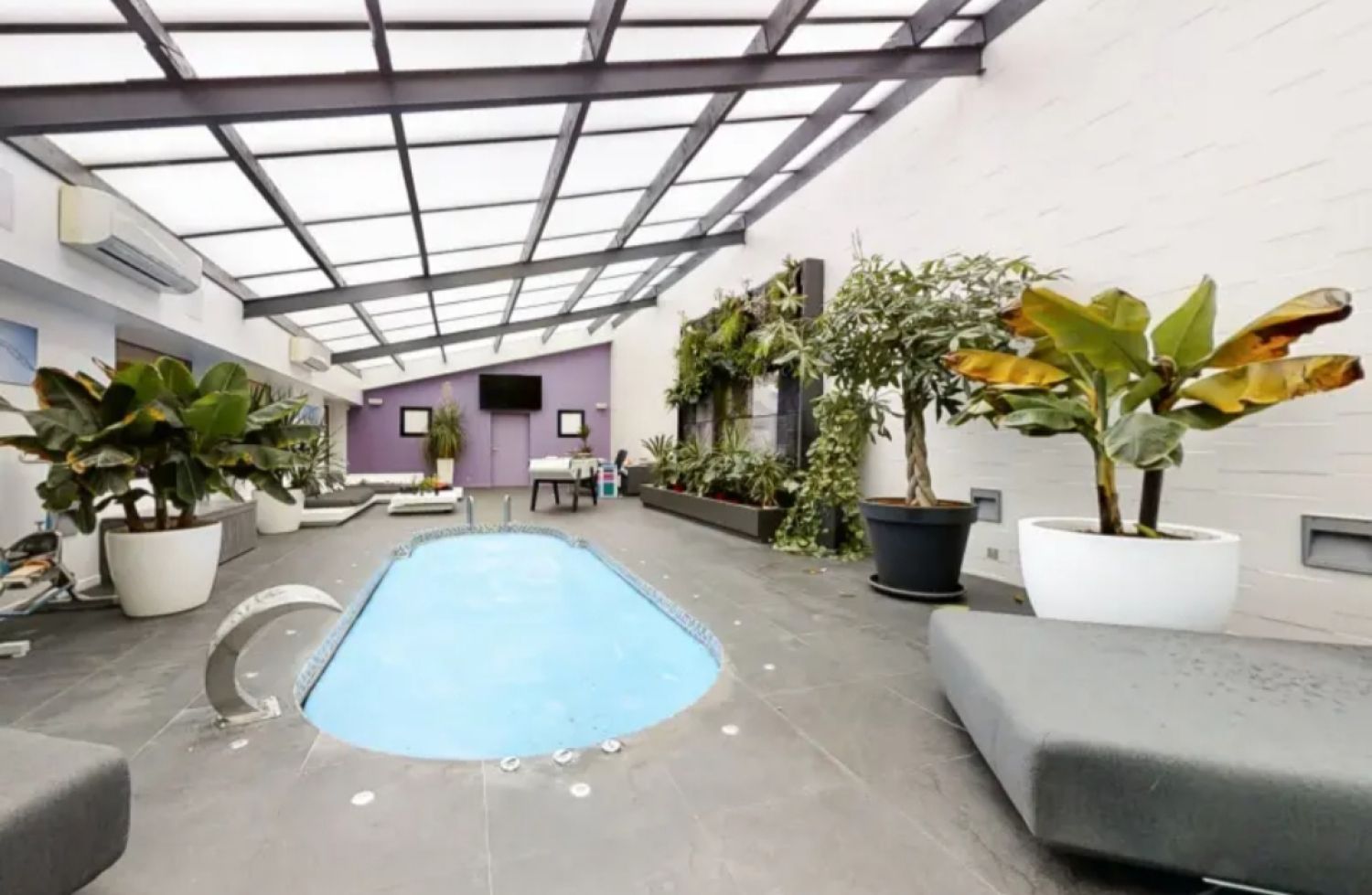 Luxurious loft - pool/spa, garden, cinema room and high-end entertainment