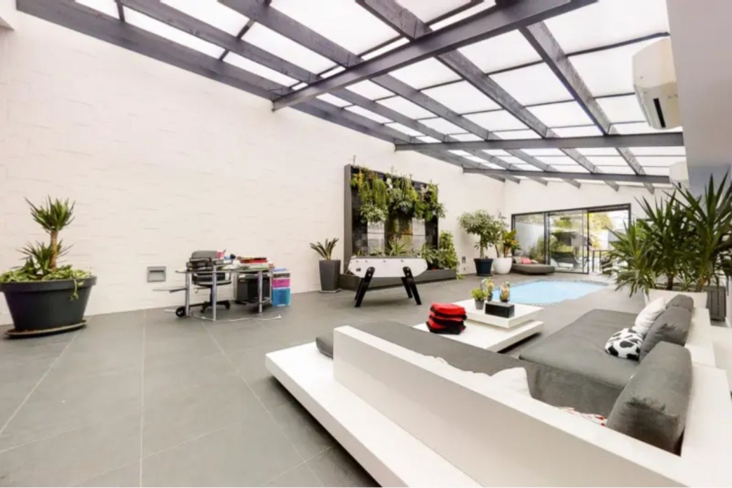 Luxurious loft - pool/spa, garden, cinema room and high-end entertainment