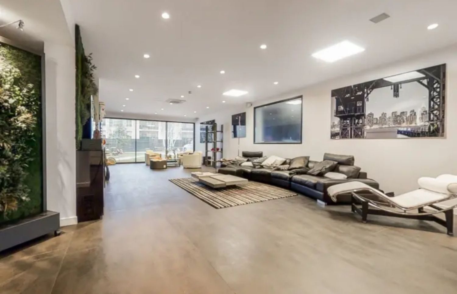 Luxurious loft - pool/spa, garden, cinema room and high-end entertainment