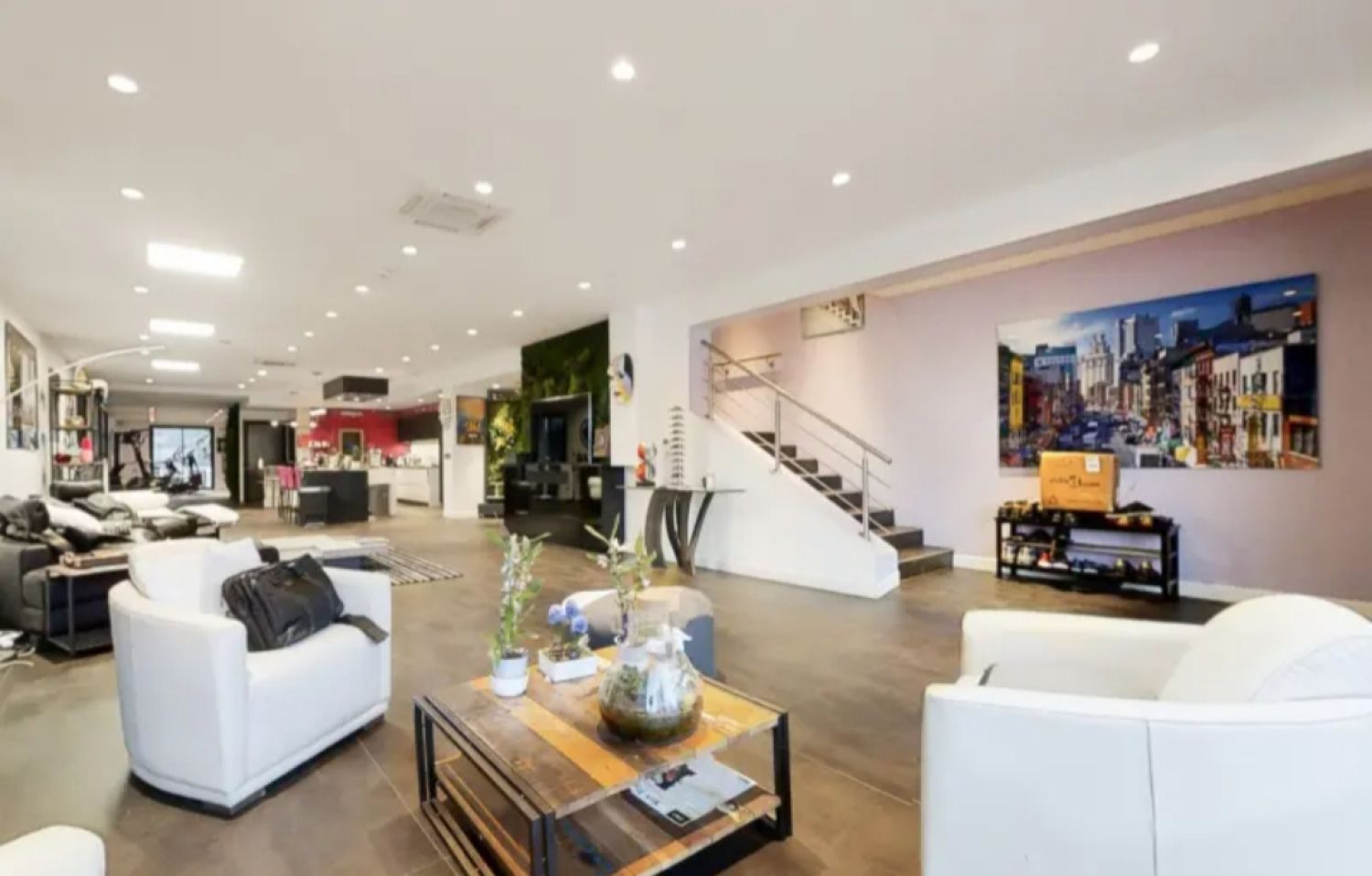 Luxurious loft - pool/spa, garden, cinema room and high-end entertainment