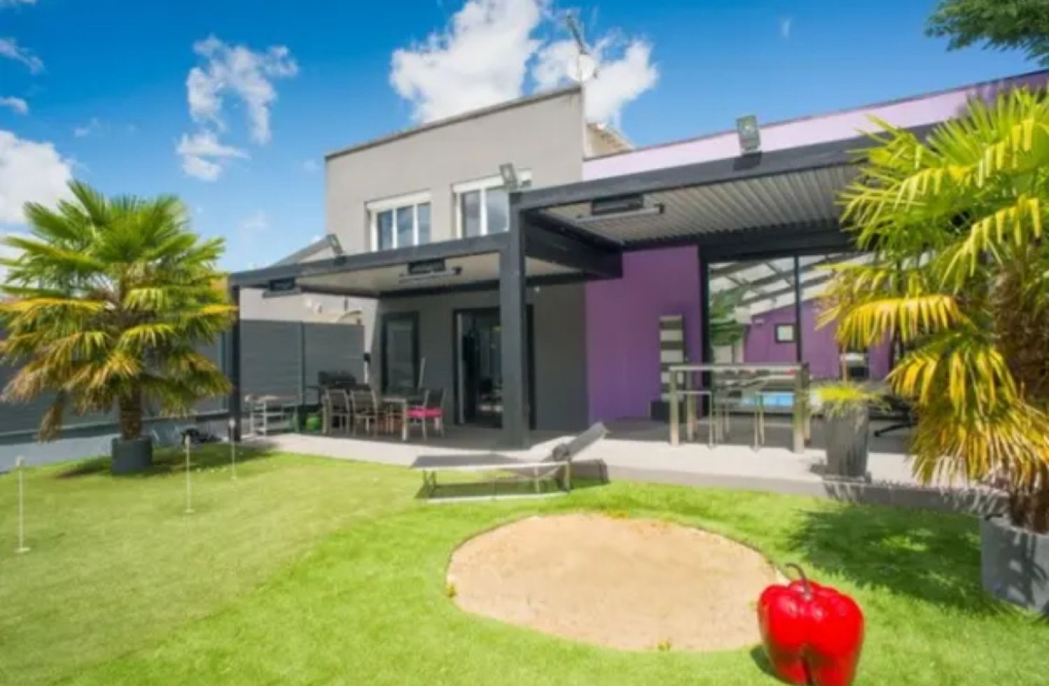 Luxurious loft - pool/spa, garden, cinema room and high-end entertainment