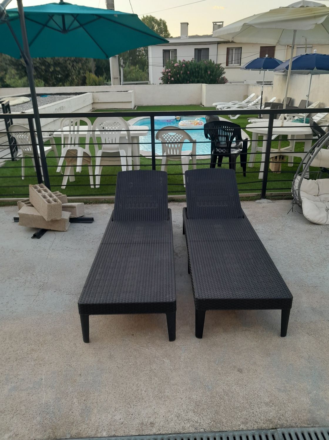 Terrasse avec piscine Salon palette tonelle 