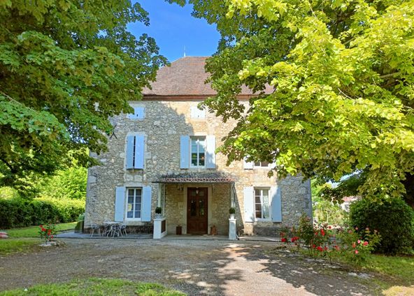 My mother's castle - beautiful 19th century house with large shaded garden in a medieval village