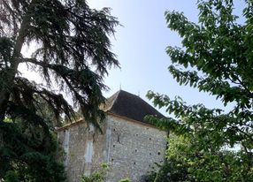 My mother's castle - beautiful 19th century house with large shaded garden in a medieval village