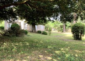 My mother's castle - beautiful 19th century house with large shaded garden in a medieval village