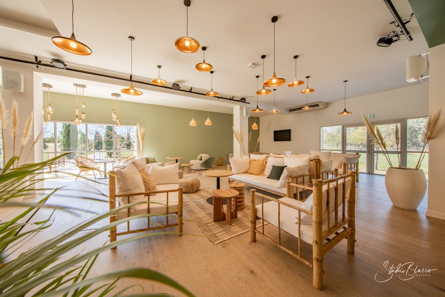 Garden Lounge of 280m² with 2 hectare park