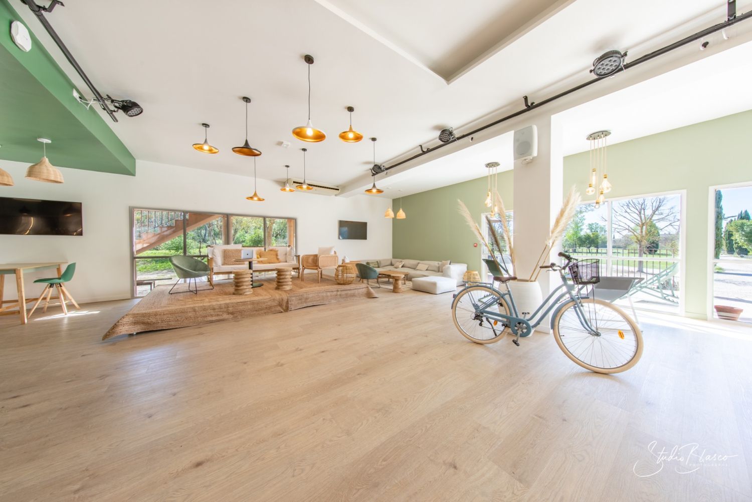 Garden Lounge of 280m² with 2 hectare park