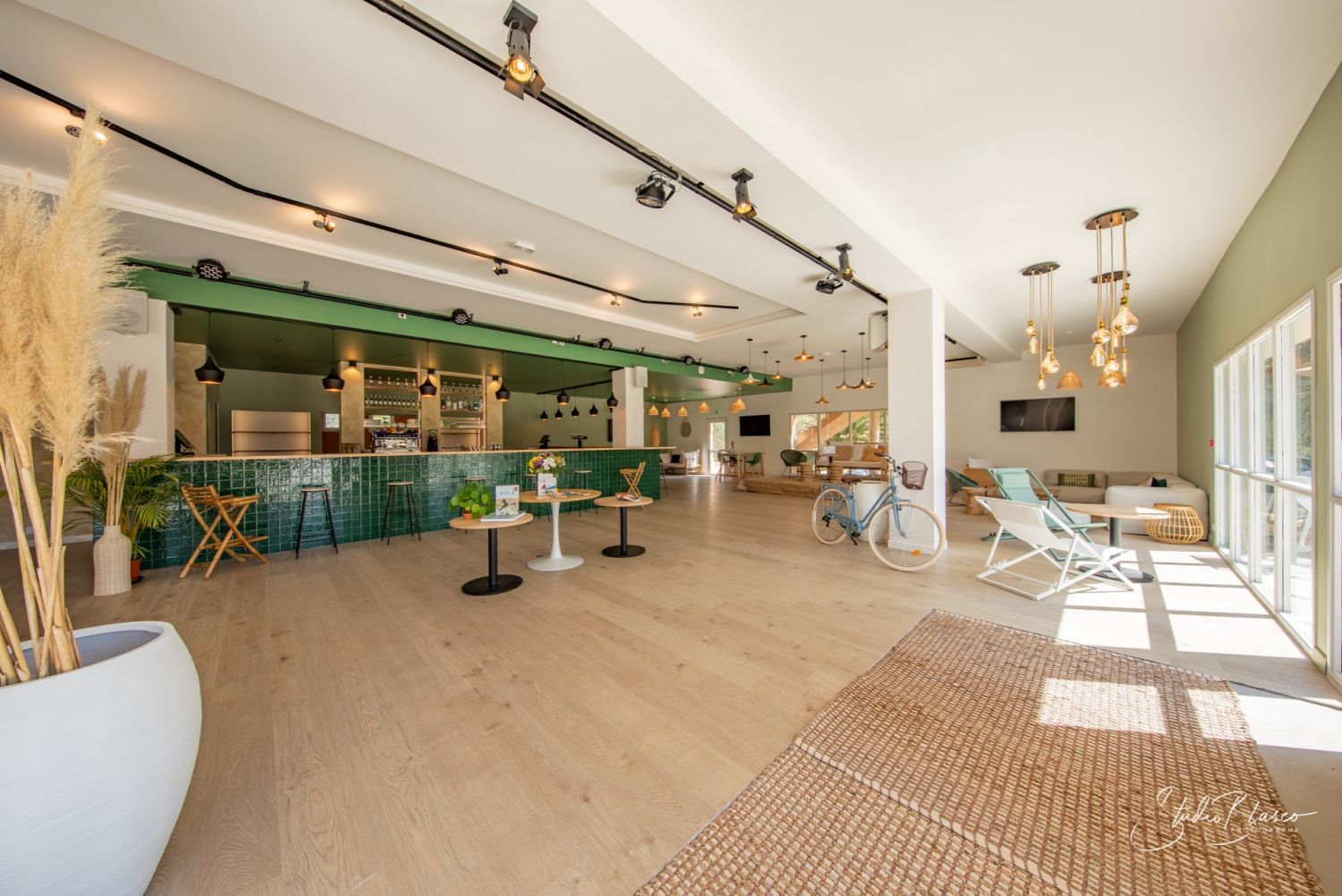 Garden Lounge of 280m² with 2 hectare park