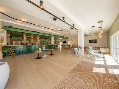 Garden lounge of 280m² with 2.5 hectares park