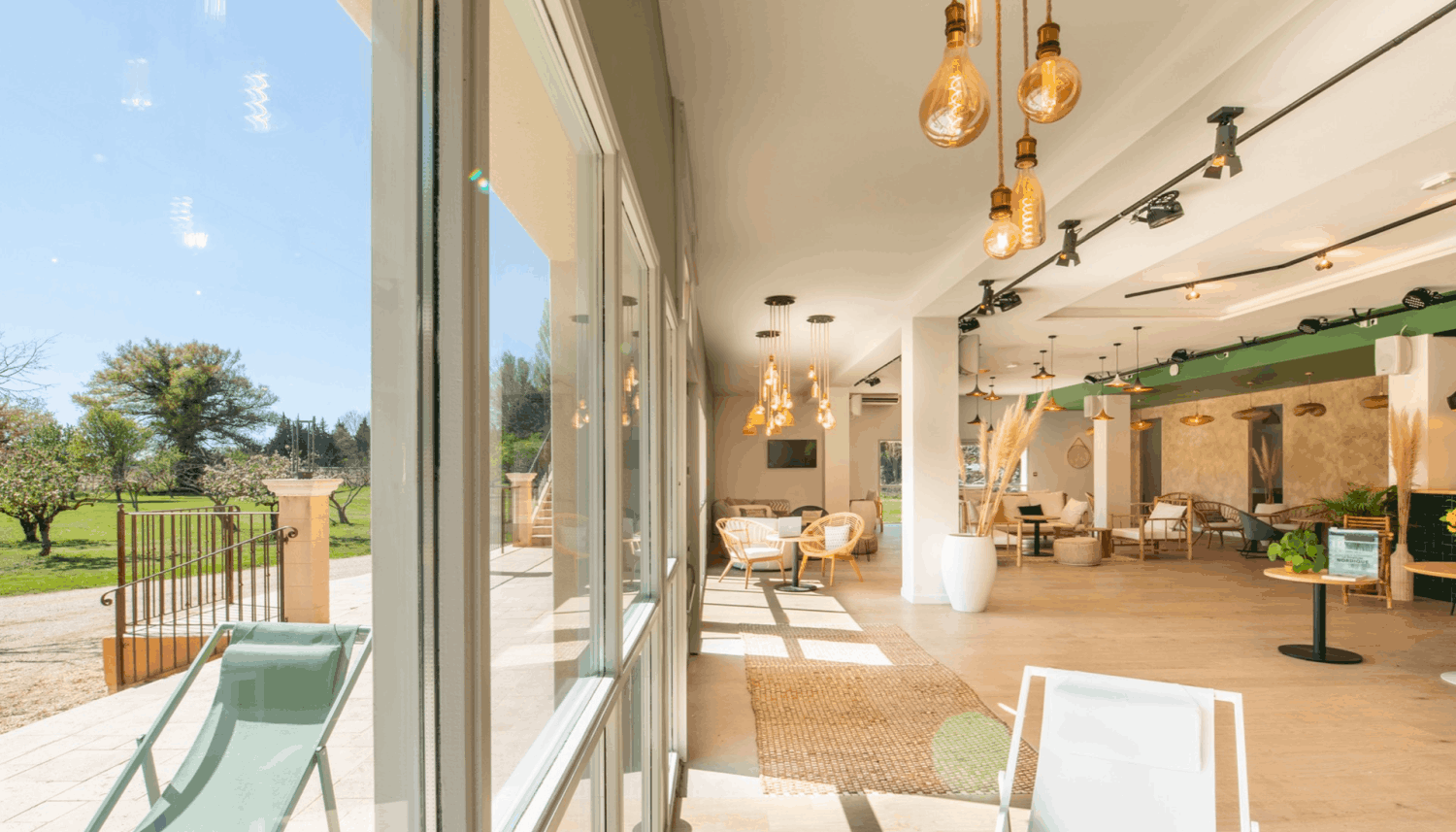 Garden Lounge of 280m² with 2 hectare park
