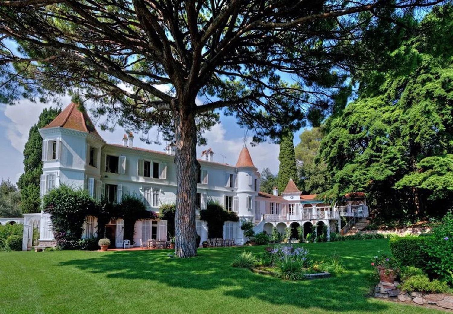 Château with magnificent views, 10 minutes from Cannes