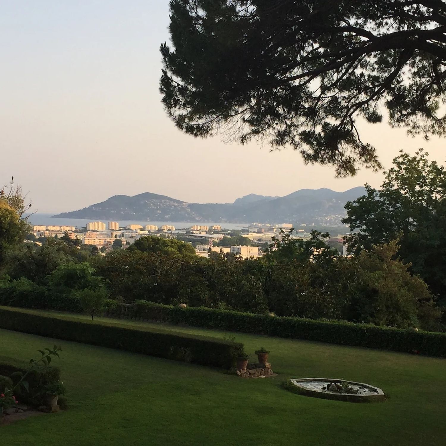 Château with magnificent views, 10 minutes from Cannes