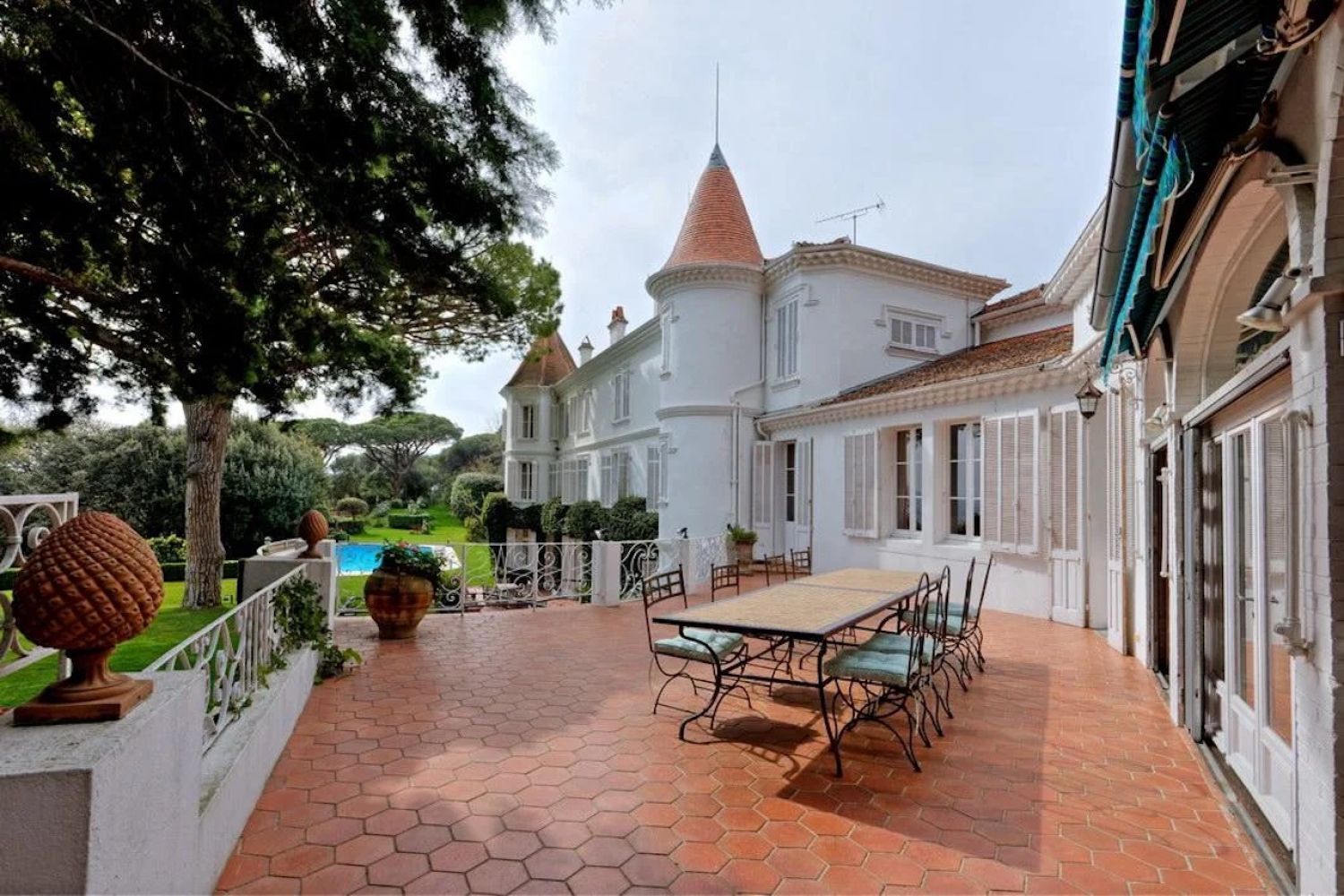 Château with magnificent views, 10 minutes from Cannes