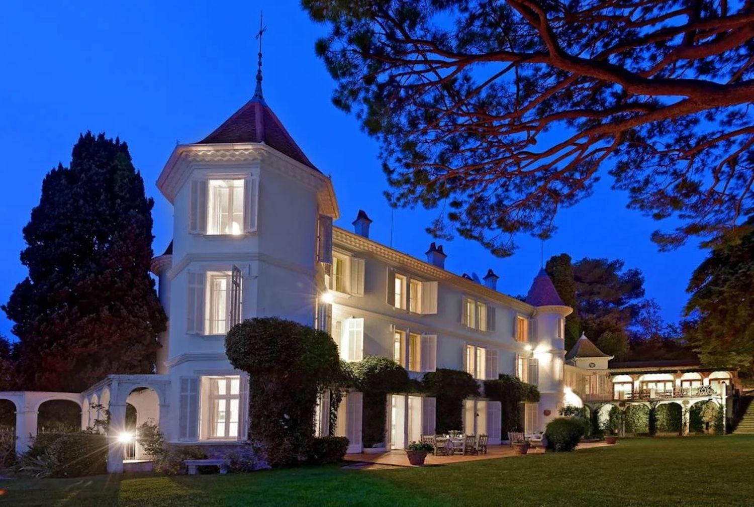 Château with magnificent views, 10 minutes from Cannes