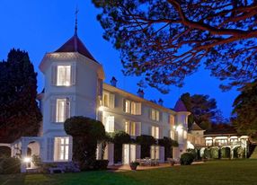 Château with magnificent views, 10 minutes from Cannes