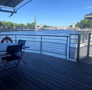 House on the water with panoramic views of Notre-Dame and the Eiffel Tower