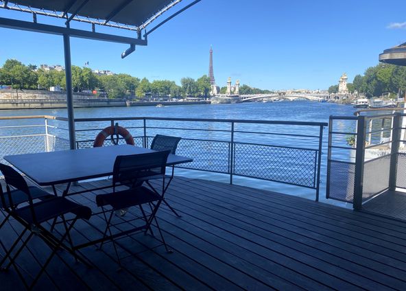 House on the water with panoramic views of Notre-Dame and the Eiffel Tower