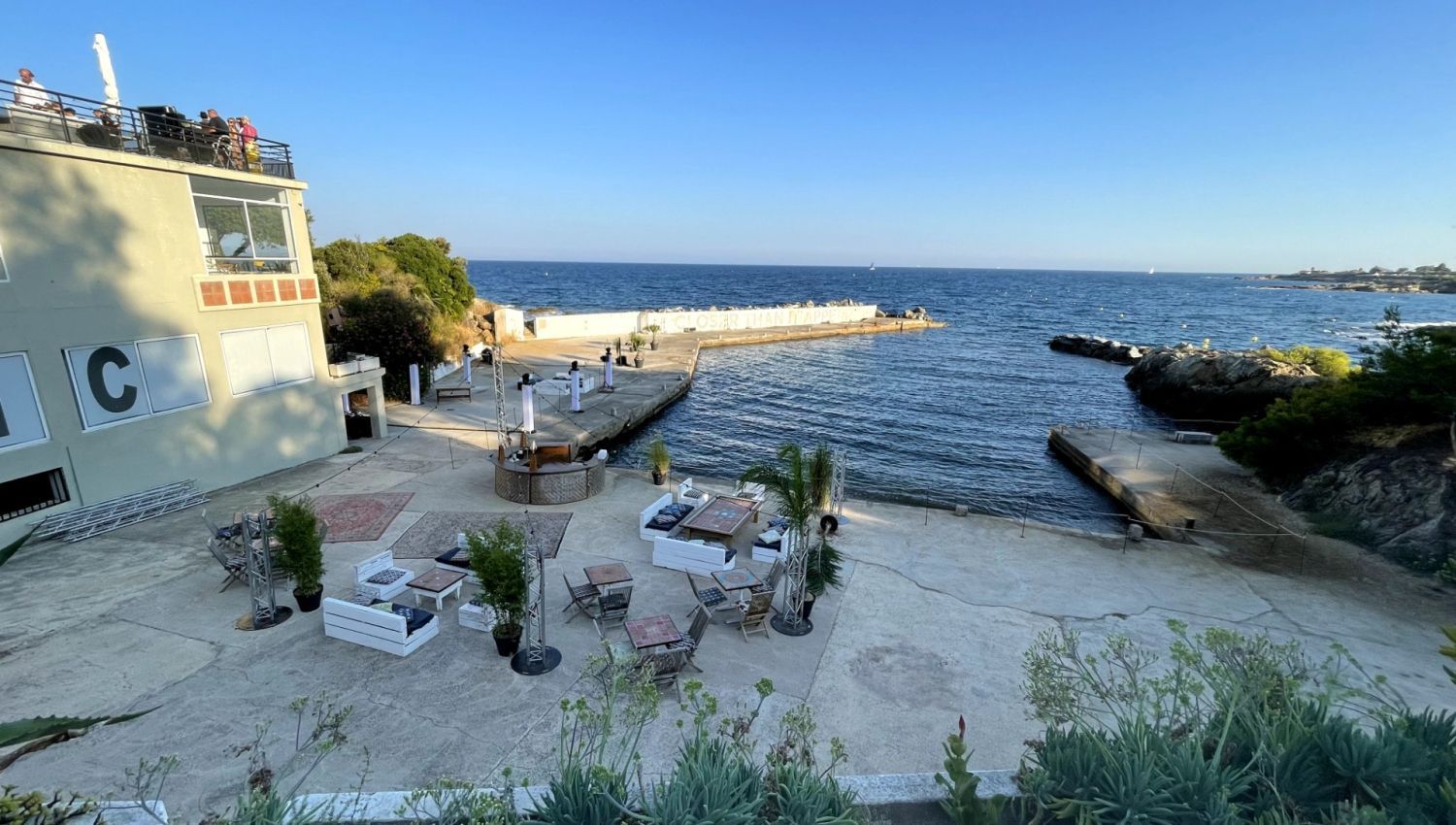 Salle d'évènements avec port et plage privés