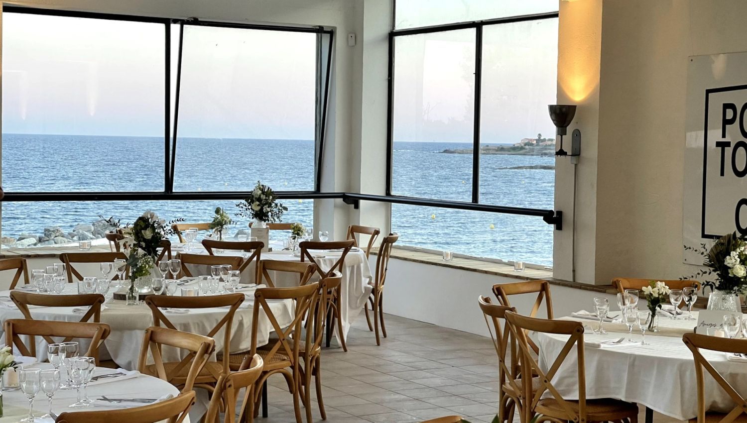 Salle d'évènements avec port et plage privés