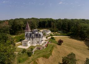 7 hectare estate less than an hour from Paris