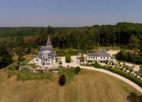 7 hectare estate less than an hour from Paris