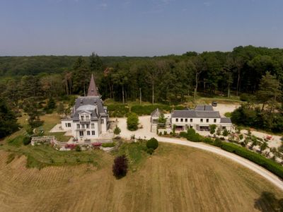 7 hectare estate less than an hour from Paris