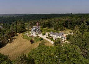 7 hectare estate less than an hour from Paris