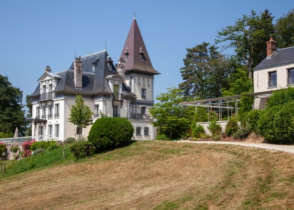 7 hectare estate less than an hour from Paris