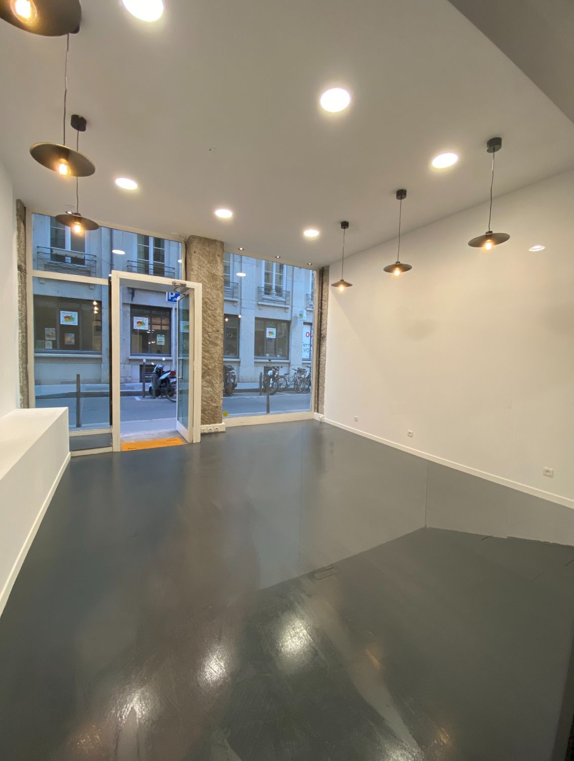 30 m² pop-up shop on the Lyon Peninsula