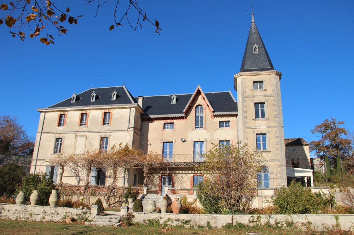 Château in the heart of the vineyards