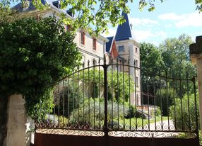 Château in the heart of the vineyards