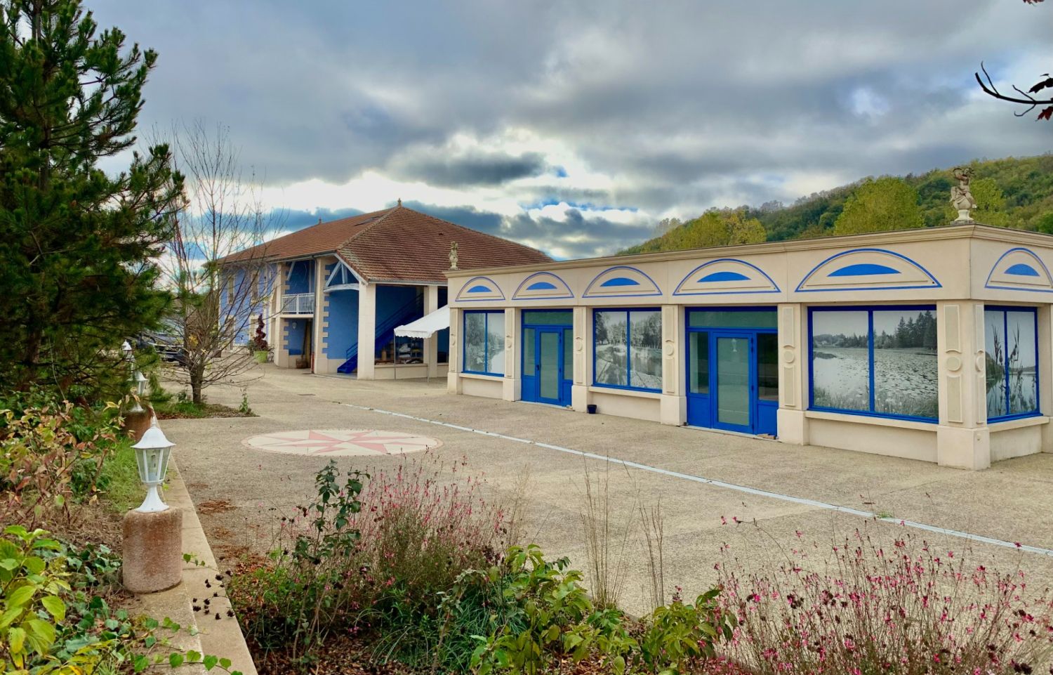 Estate of a hca with large house, reception room, swimming pool and outdoor pergola
