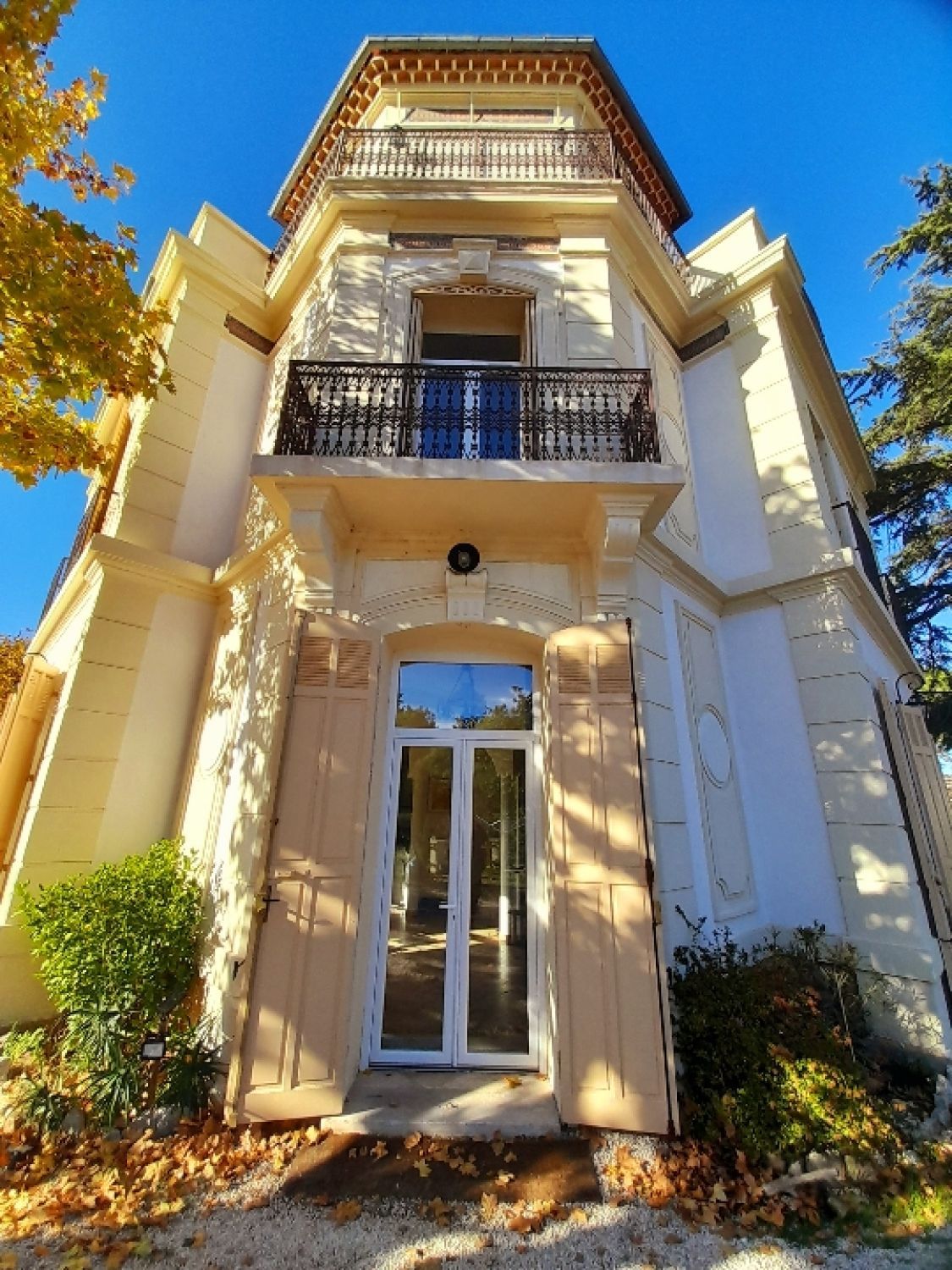 Domaine avec grand terrain et piscine 