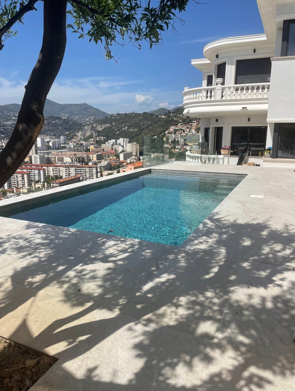 Jardin et piscine vue époustouflante