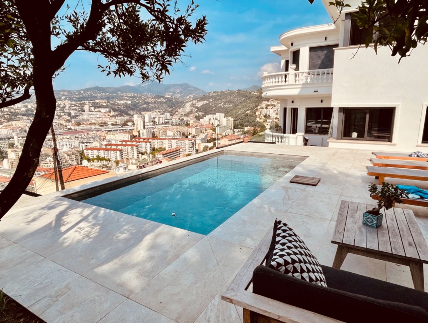Jardin et piscine vue époustouflante